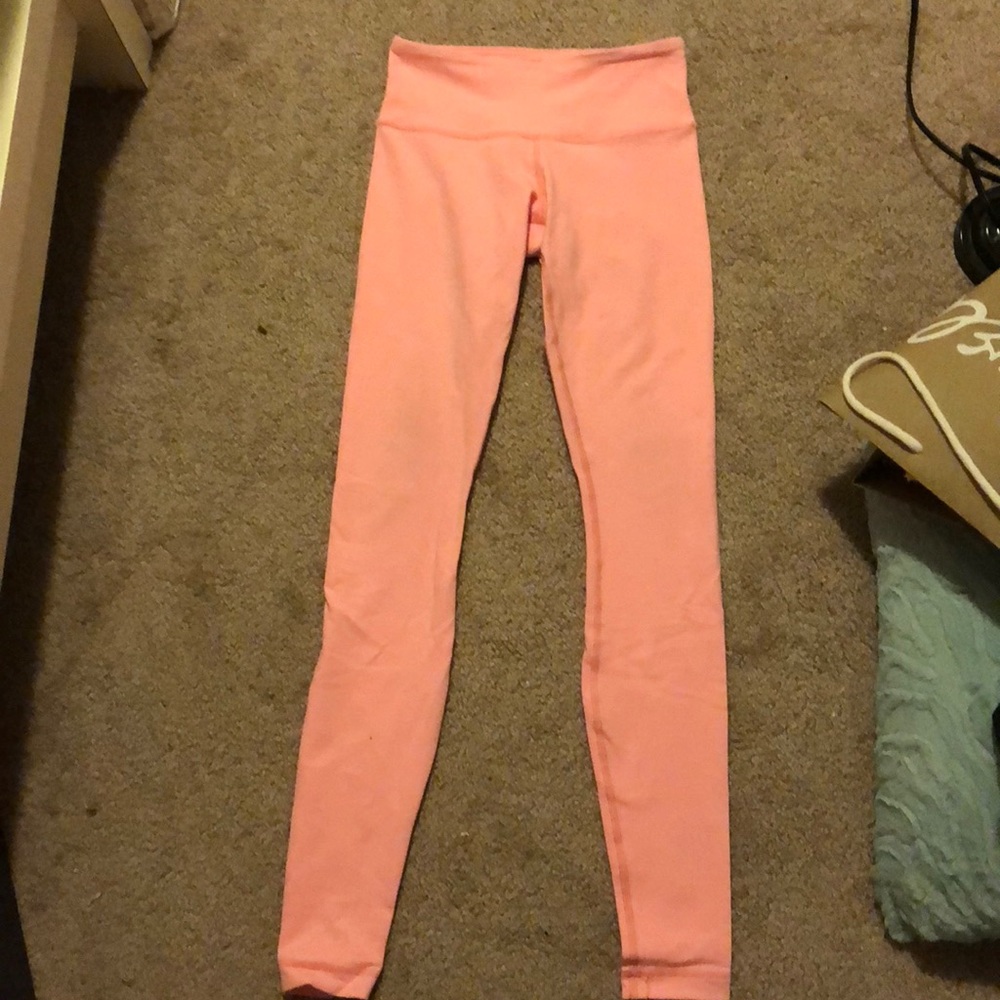 Light pink Lulu lemon leggings
